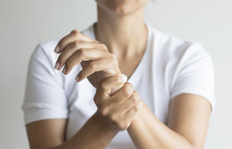 Phải làm gì khi bị đau nhức tay chân?