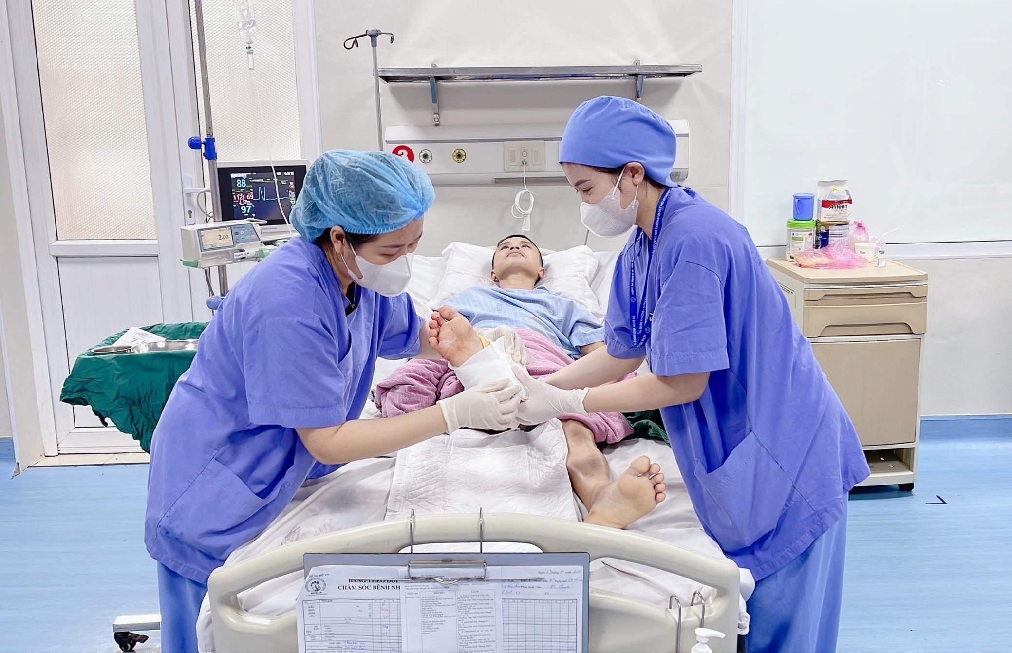 Bệnh viện Chấn thương – Chỉnh hình Nghệ An nối thành công cổ chân bị đứt gần lìa cho người đàn ông 43 tuổi